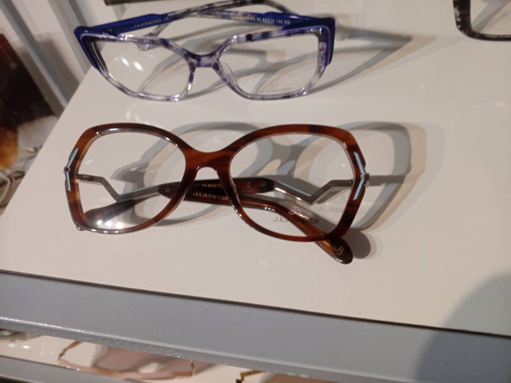 Julia Backer – Cat-eye marron & bleue